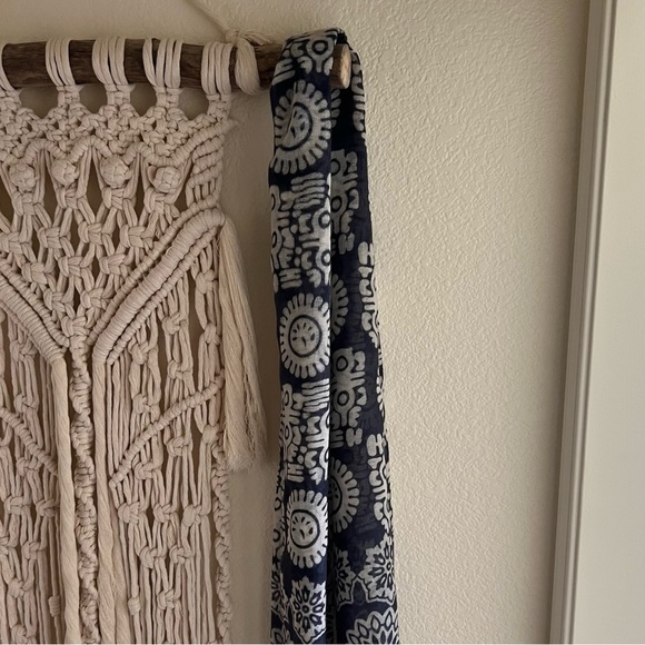 Wool Scarf Medallion Print - Picture 2 of 6